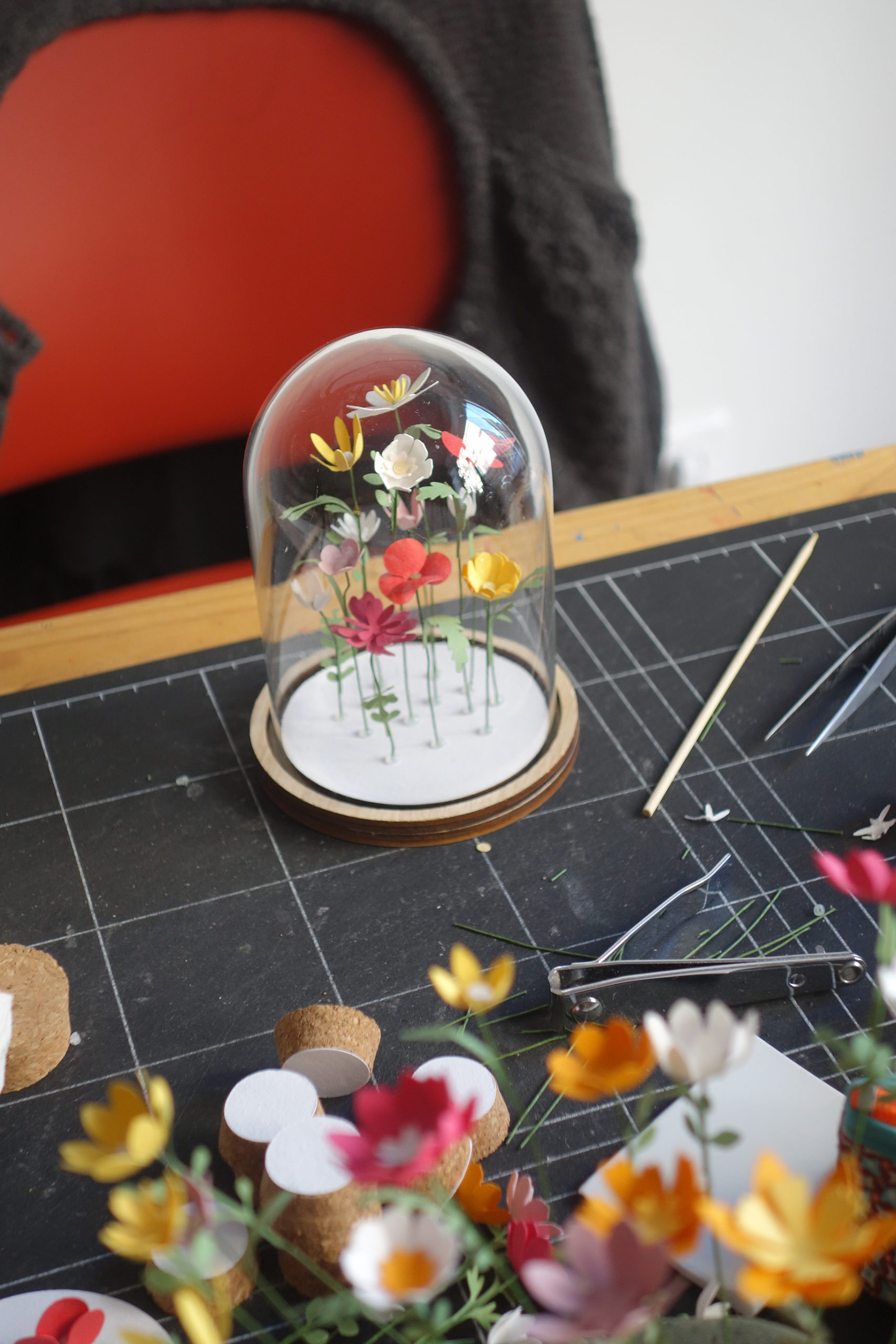 fleurs sous cloche en fabrication à l'atelier mes petits papiers